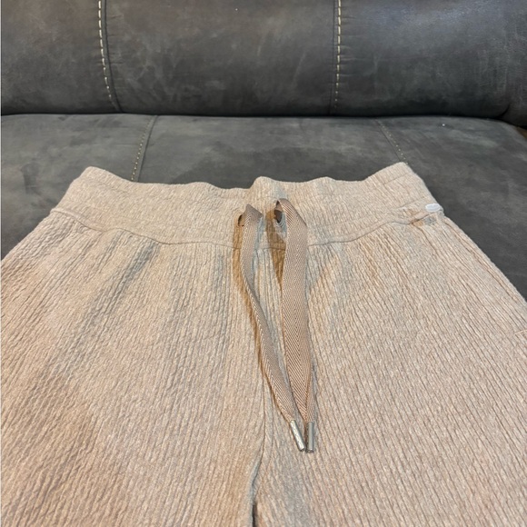 Lululemon Retreat Yourself Crop Heathered Soft Sand Size 6 - Picture 6 of 11